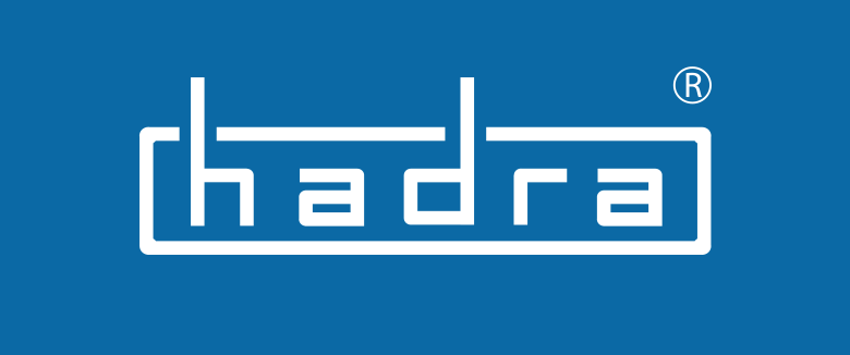 Logo von "hadrA" auf einem blauen Hintergrund, bestehend aus modernen, minimalistischem Schriftzug.