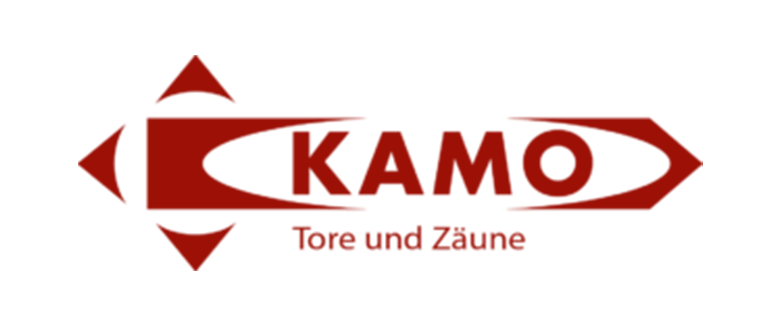 Logo von KAMO für Tore und Zäune, rot auf weißem Hintergrund mit Pfeilen und Schriftzug.